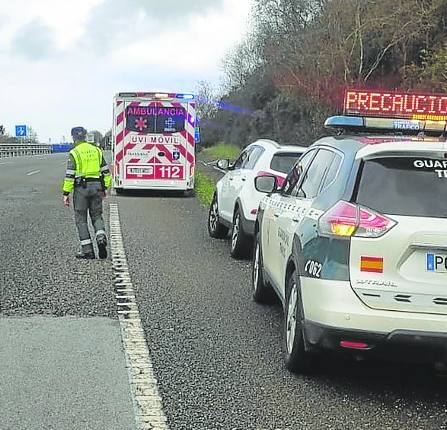  Dispositivo.La Guardia Civil y la ambulancia durante la intervención, el 20 de enero. g. c.