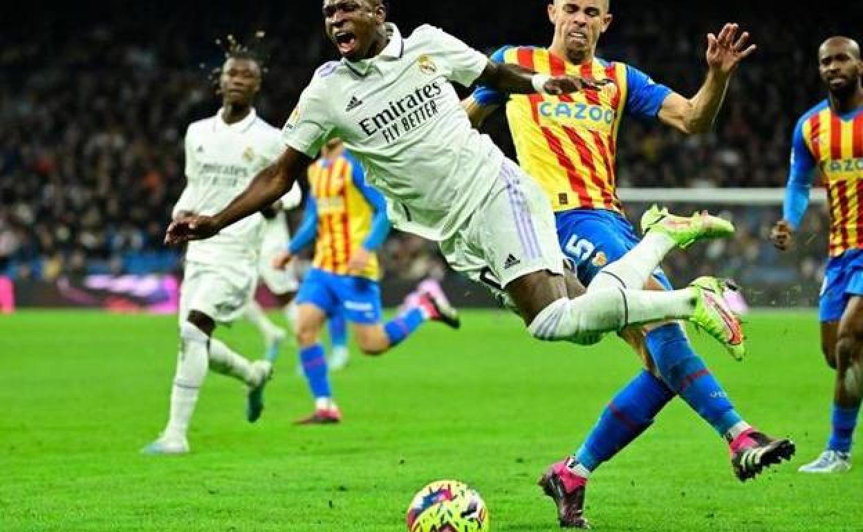 La entrada de Gabriel Paulista a Vinicius que le costó la roja al central del Valencia