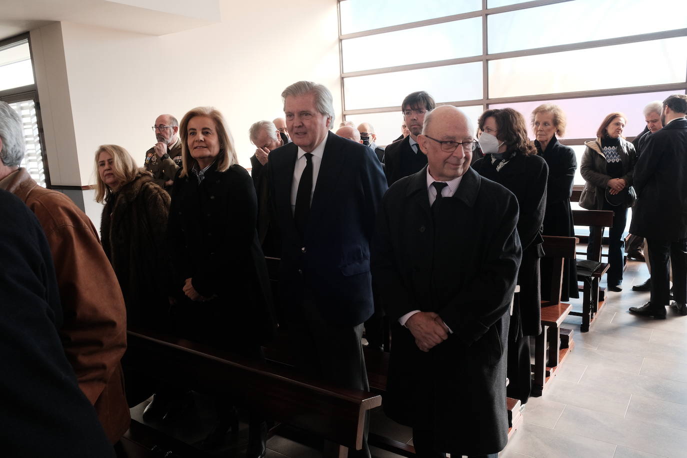 Fotos: Emotivo adiós al economista asturiano Juan Velarde