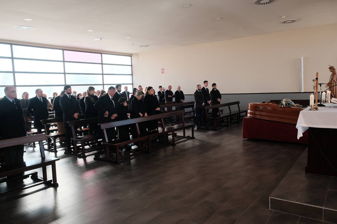 Fotos: Emotivo adiós al economista asturiano Juan Velarde