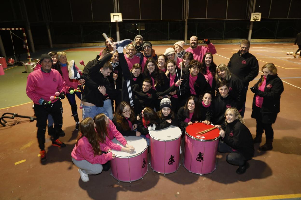 La charanga Kop'a Vino posa en la cancha del colegio Noega, en Contrueces, donde están ensayando este año. 