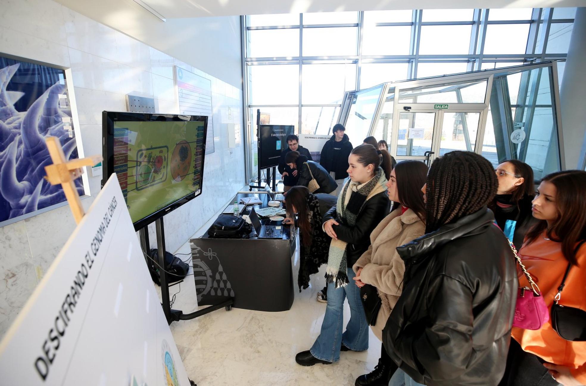 Un grupo de alumnos contestan las preguntas de uno de los juegos para aprender ma´s sobre el cáncer. 