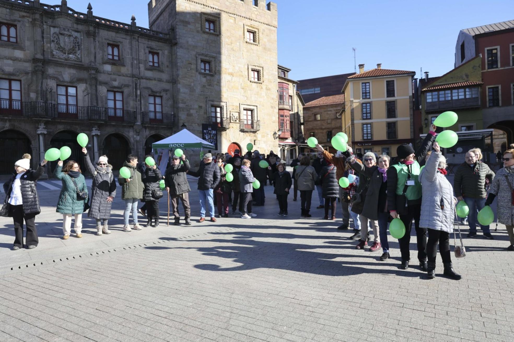 Decenas de personas participaron en la iniciativa de la Asociación Española contra el Cáncer en la plaza del Marqués, en Gijón. 