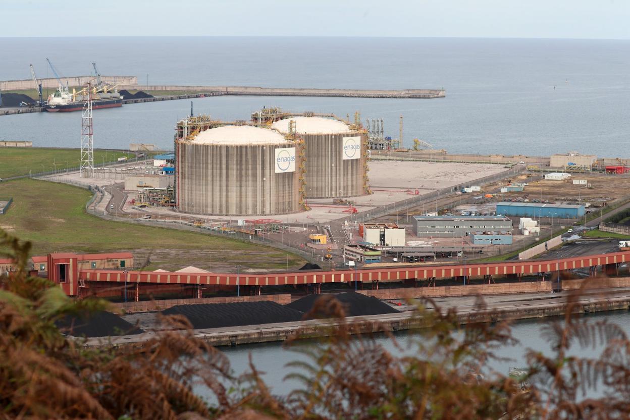 La regasificadora de El Musel está ya más cerca de su puesta en marcha, tras el visto bueno de Competencia a sus retribuciones. 