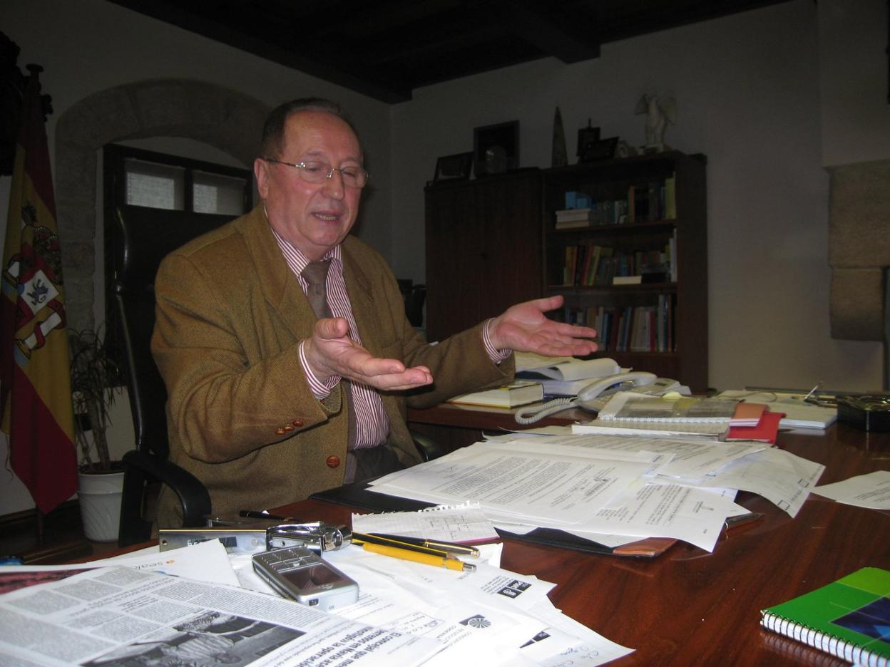 Bedia, ante la mesa de su despacho, repleta de papeles, en el Ayuntamiento.