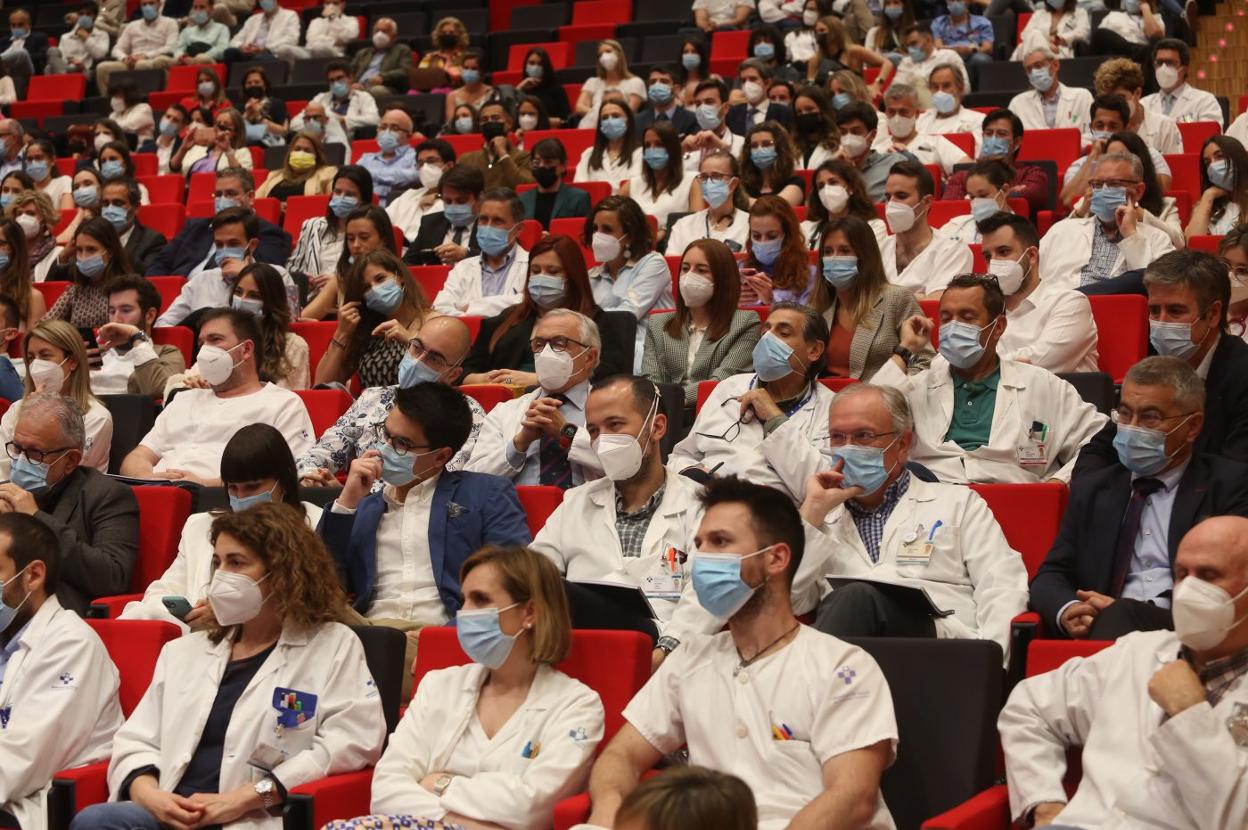 Los asistentes a la recepción ofrecida en el salón de actos del HUCA a los médicos residentes de 2022. 