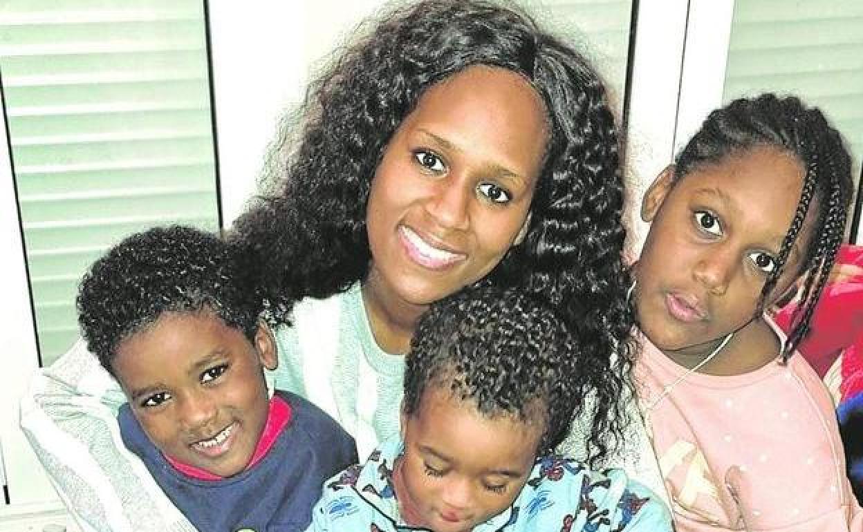 Fatumata Baldé, emigrada de Guinea Bisau hace 14 años, posa con sus tres hijos en su domicilio de Lleida