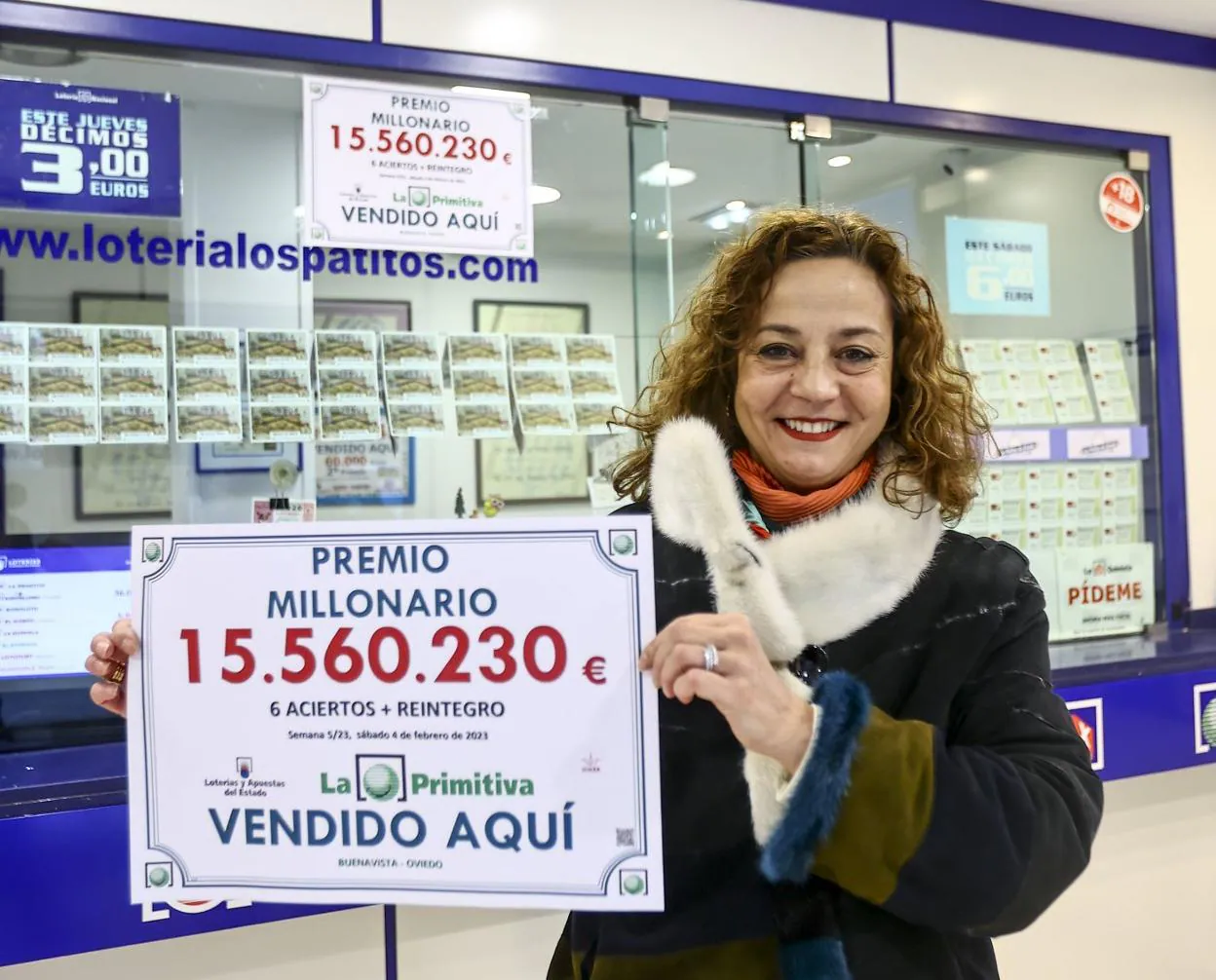 Lotera Inés Garzo, con el cartel del premio de 15,56 millones vendido en su administración. 