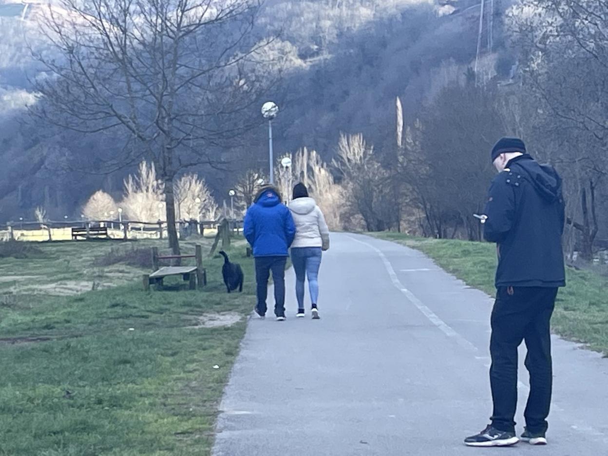 Vecinos pasean por la zona donde ocurrieron los hechos. 
