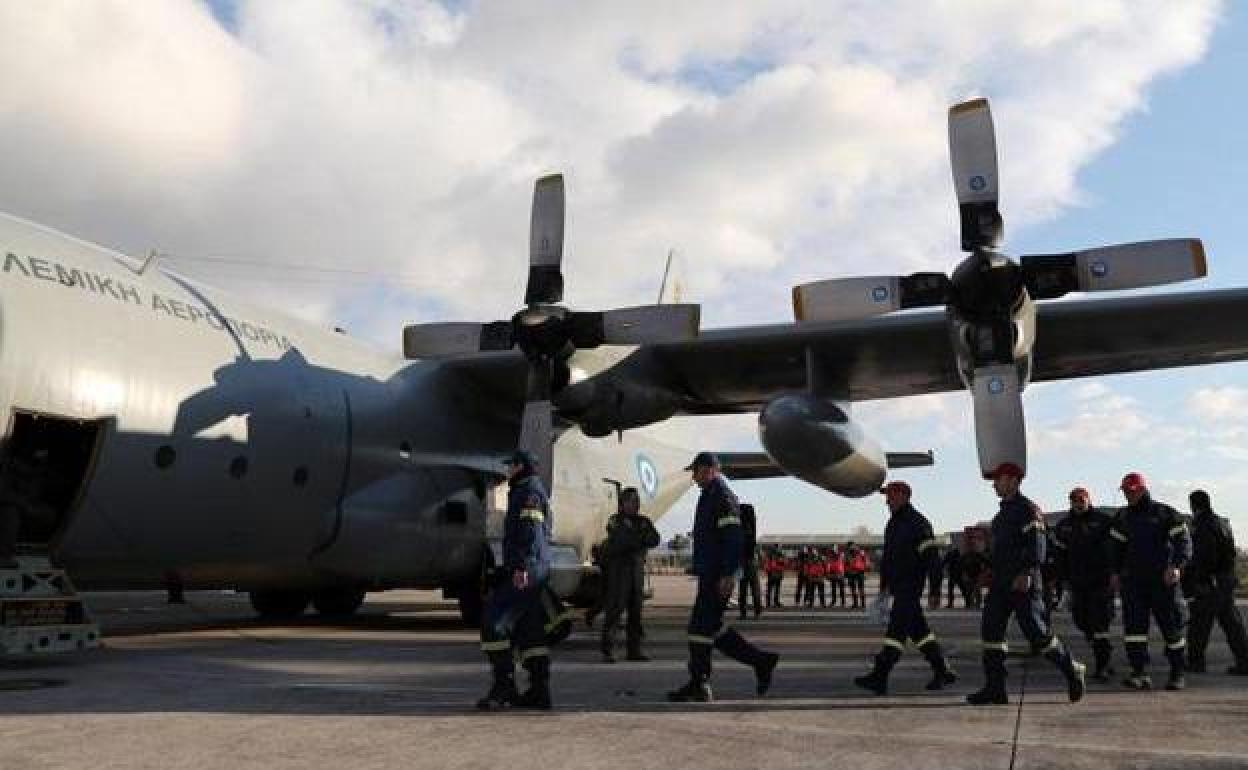 La misión de rescate griega para ayudar a Turquía al partir este lunes del aeropuerto militar de Elefsina