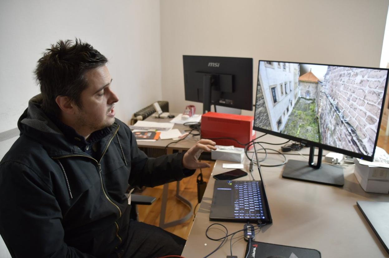 Víctor Estrada muestra las características del proyecto. 