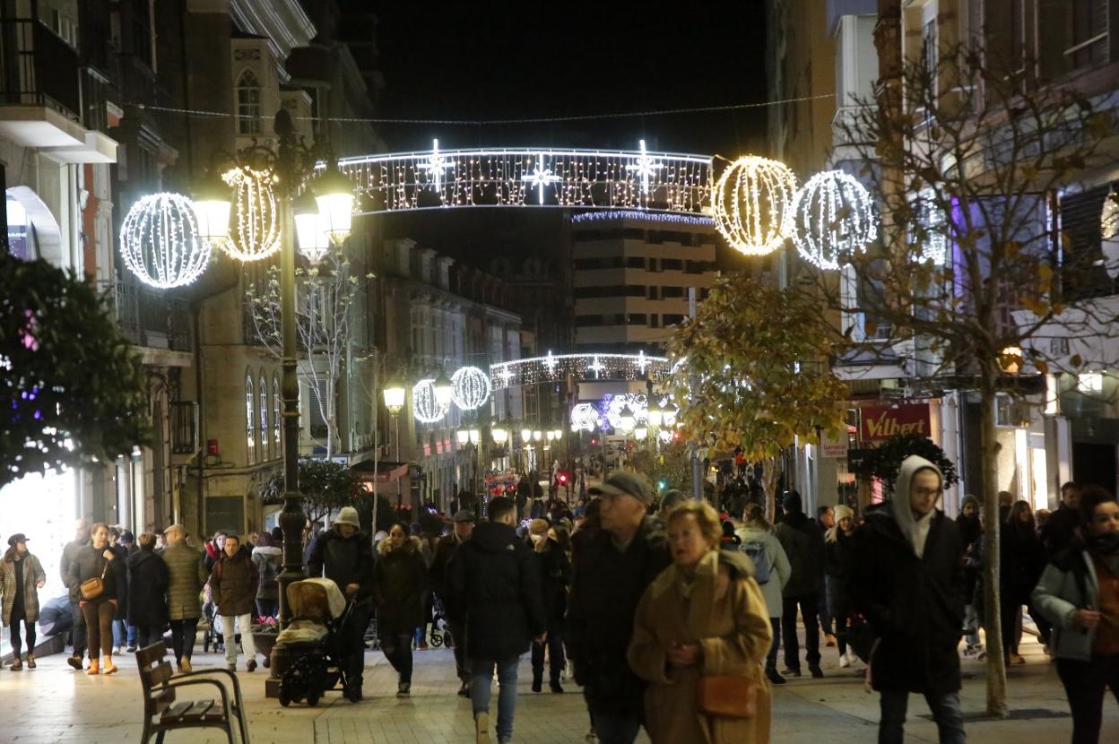 Ambiente comercial navideño en la calle de La Cámara, el principal eje comercial del centro de Avilés.