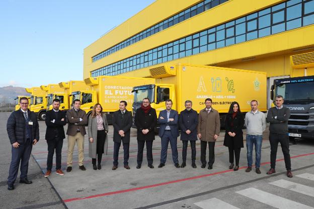 Raúl Calvo (Siemens), Yoel Paraja (Scania), Pelayo Borragán (Man), Paula Díaz-Caneja (responsable de Calidad de Alimerka); el alcalde de Llanera, Gerardo Sanz; Adrián Barbón; el presidente de Alimerka, Alejandro Fernández; los consejeros Alejandro Calvo y Enrique Fernández; María Barrado (directora comercial), Iván Pravia (responsable de Oficina Técnica y Mantenimiento) y Juan Carlos Suárez (responsable de Logística). 