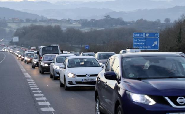 Retenciones en la autovía Minera tras el accidente.