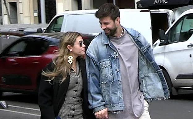 Gerard Piqué y Clara Chía pasean de la mano por primera vez. 