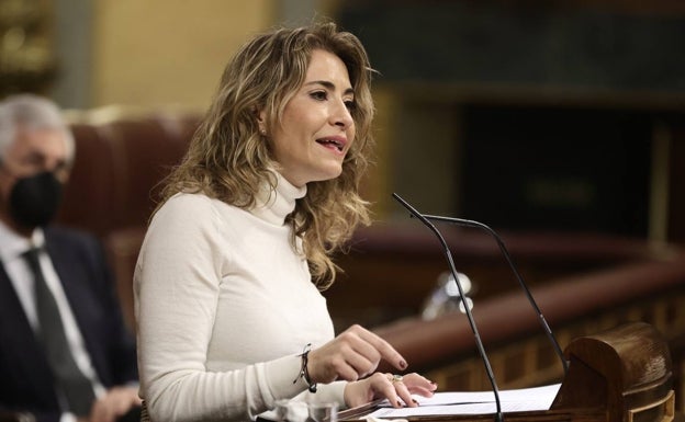 La ministra de Transportes: «Soy la primera indignada y depuraré responsabilidades una a una»