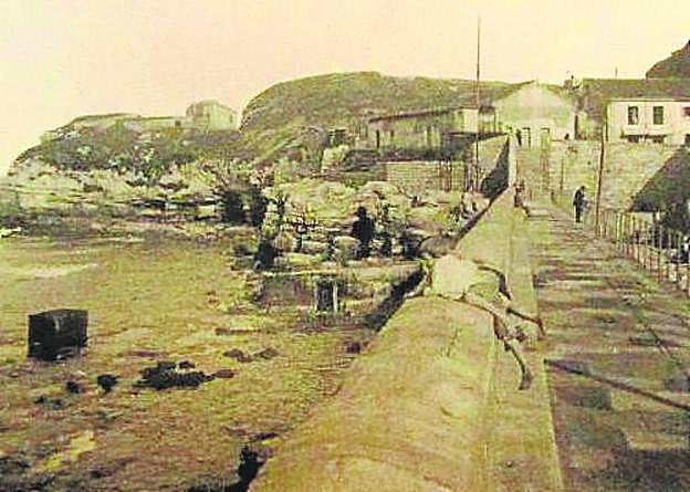 El rompeolas y el cerro, en foto de Vinck