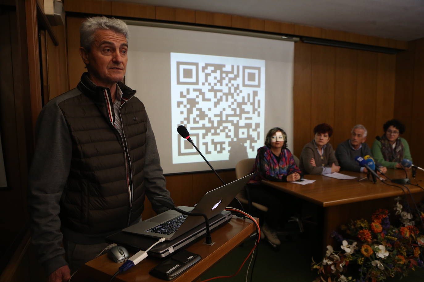 El médico del centro de salud de Figaredo, Óscar Salinas, junto a otros facultativos de Primaria. 