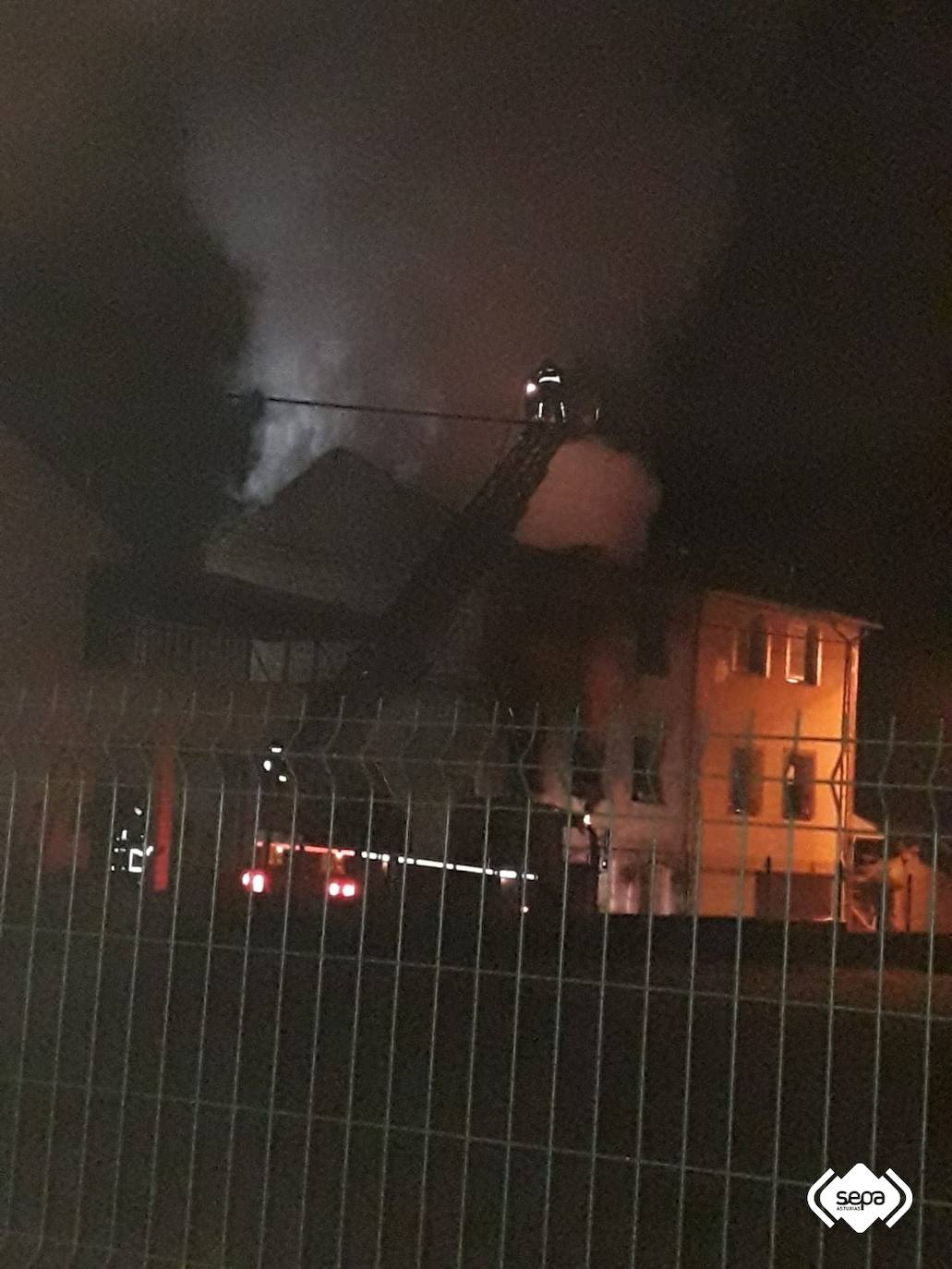 Fotos: Trágico incendio en una vivienda en Cangas del Narcea