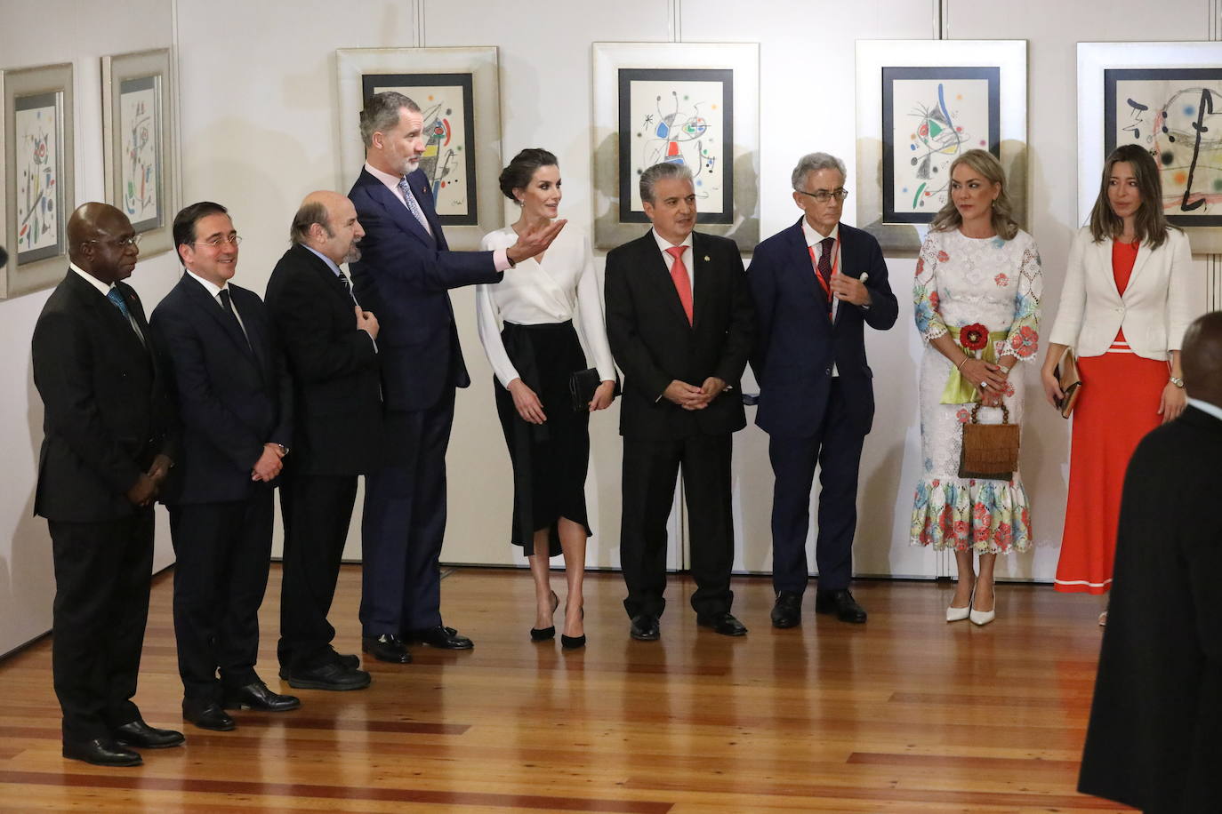 Fotos: La reina Letizia en Angola: de un conjunto rosa palo a un estiloso vestido de lunares