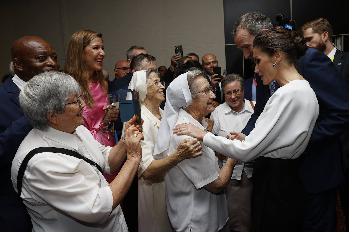 Fotos: La reina Letizia en Angola: de un conjunto rosa palo a un estiloso vestido de lunares