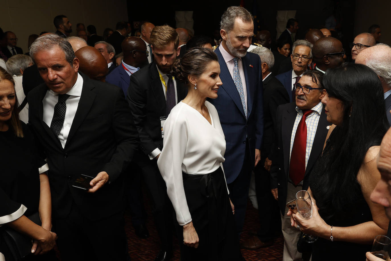 Fotos: La reina Letizia en Angola: de un conjunto rosa palo a un estiloso vestido de lunares