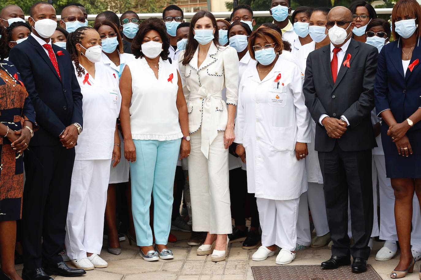 Fotos: La reina Letizia en Angola: de un conjunto rosa palo a un estiloso vestido de lunares