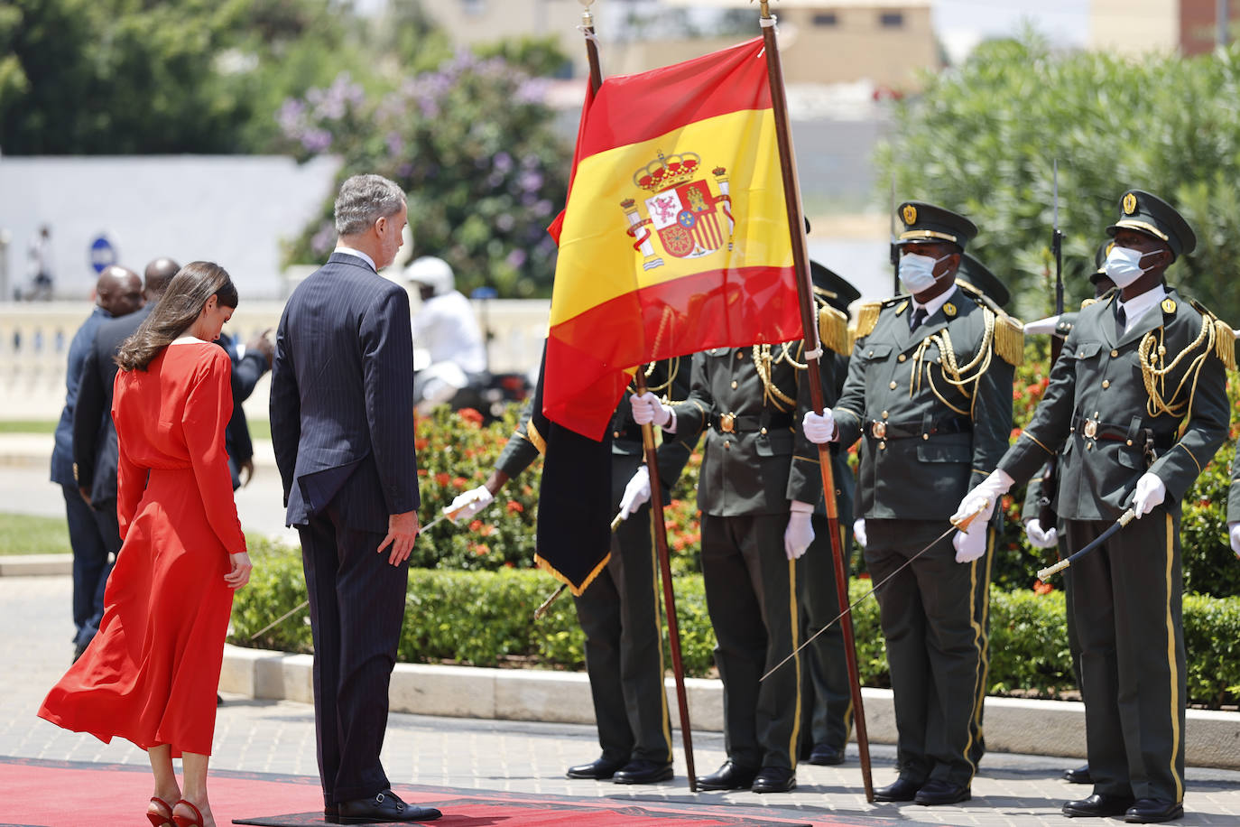 Fotos: La reina Letizia en Angola: de un conjunto rosa palo a un estiloso vestido de lunares