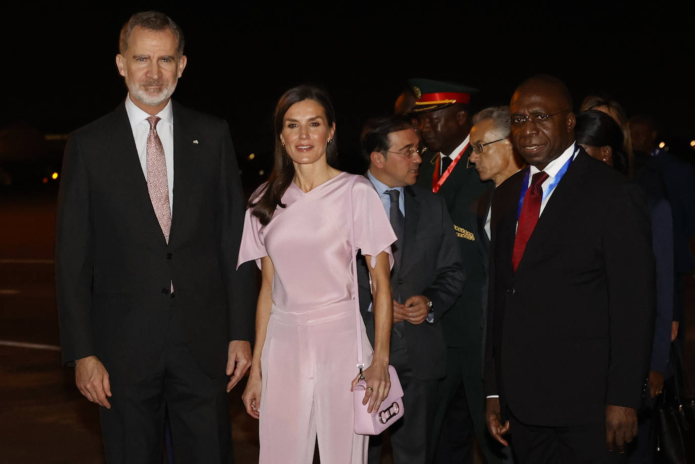 Fotos: La reina Letizia en Angola: de un conjunto rosa palo a un estiloso vestido de lunares