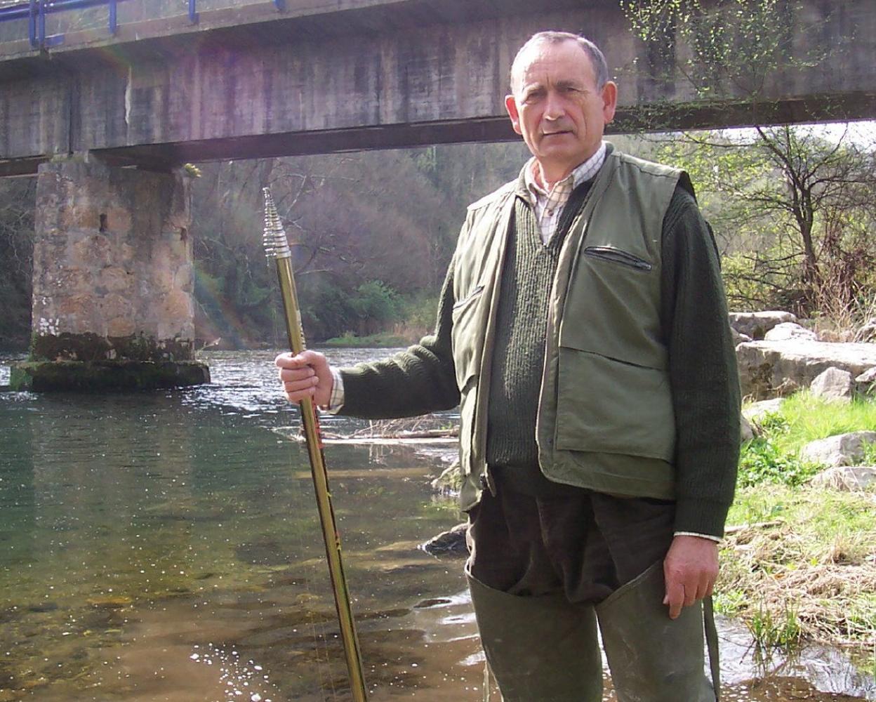 Pepe Bayas posa con su caña en el río Narcea en una foto de archivo. 