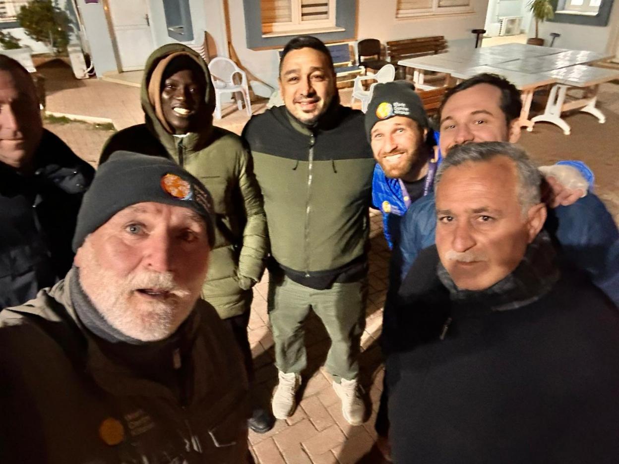 José Andrés, a la izquierda, se fotografió en Adana con parte del equipo de World Central Kitchen. 