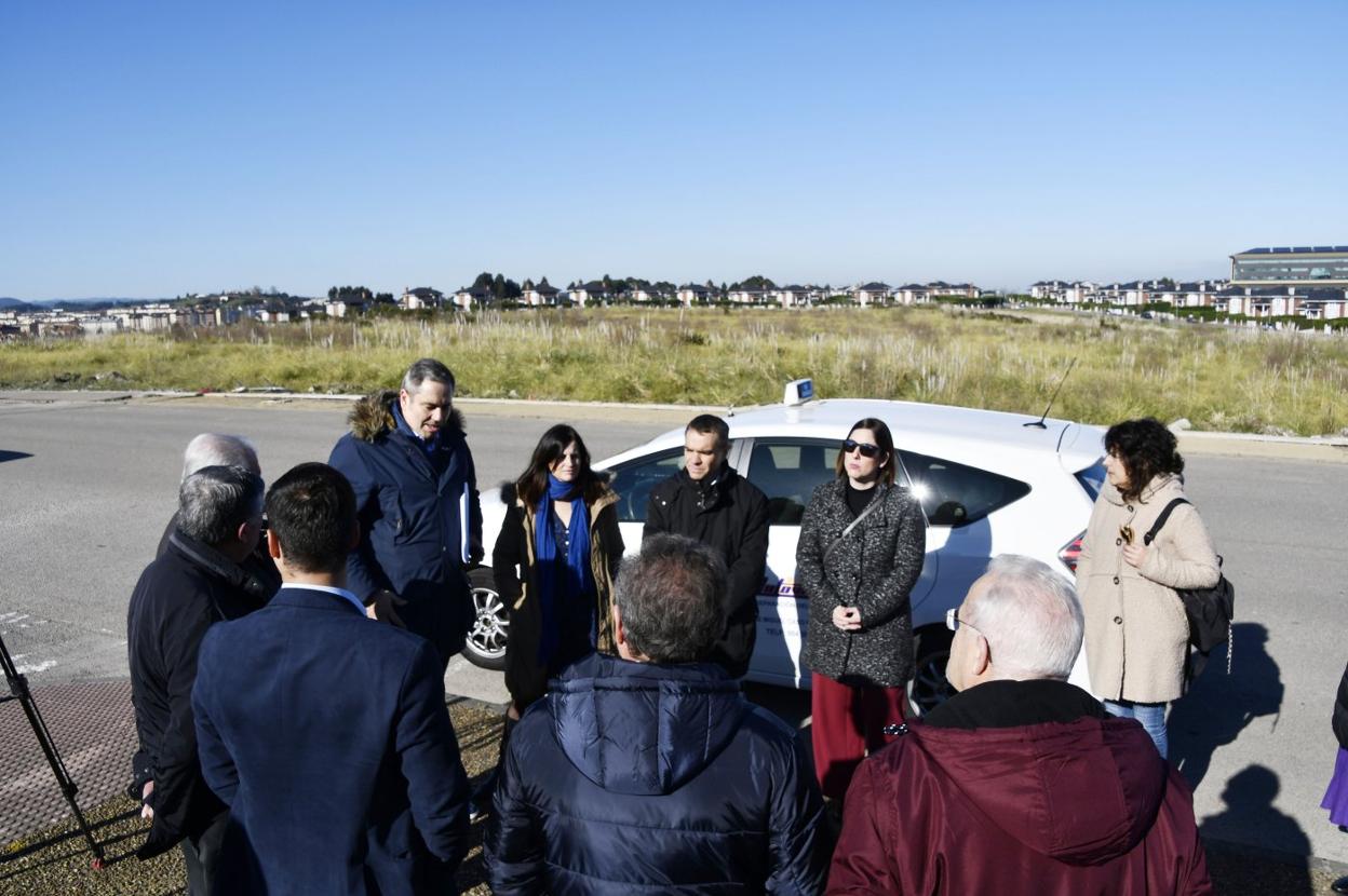 Las autoridades del ERA y del Ayuntamiento, ayer junto a colectivos vecinales y sociales en el terreno sobre el que se levantará la residencia. 