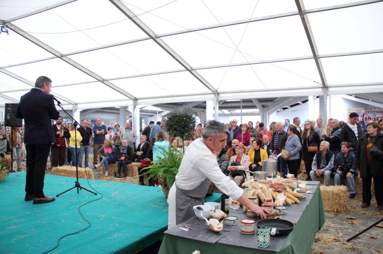 El maestro pastelero Miguel Sierra en el Festival de Chosco de Tineo 