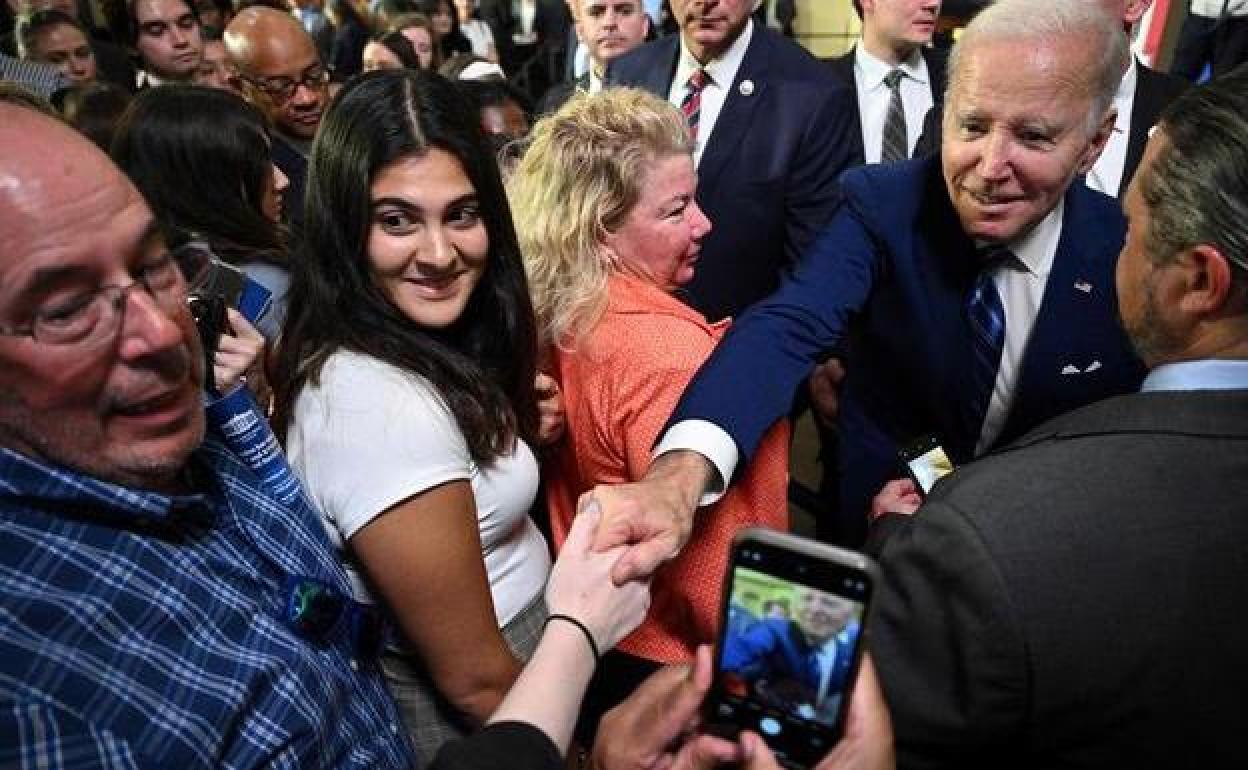 El presidente Joe Biden saluda a los asistentes después de hablar en la Universidad de Tampa, Florida