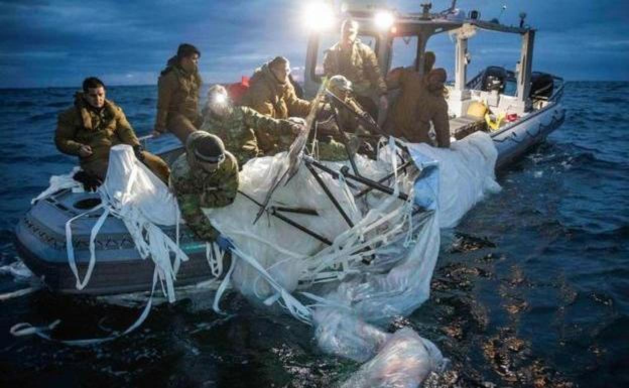 Restos del globo chino recuperado por miembros de la Marina estadounidense frente a la costa de Myrtle Beach, Carolina del Sur