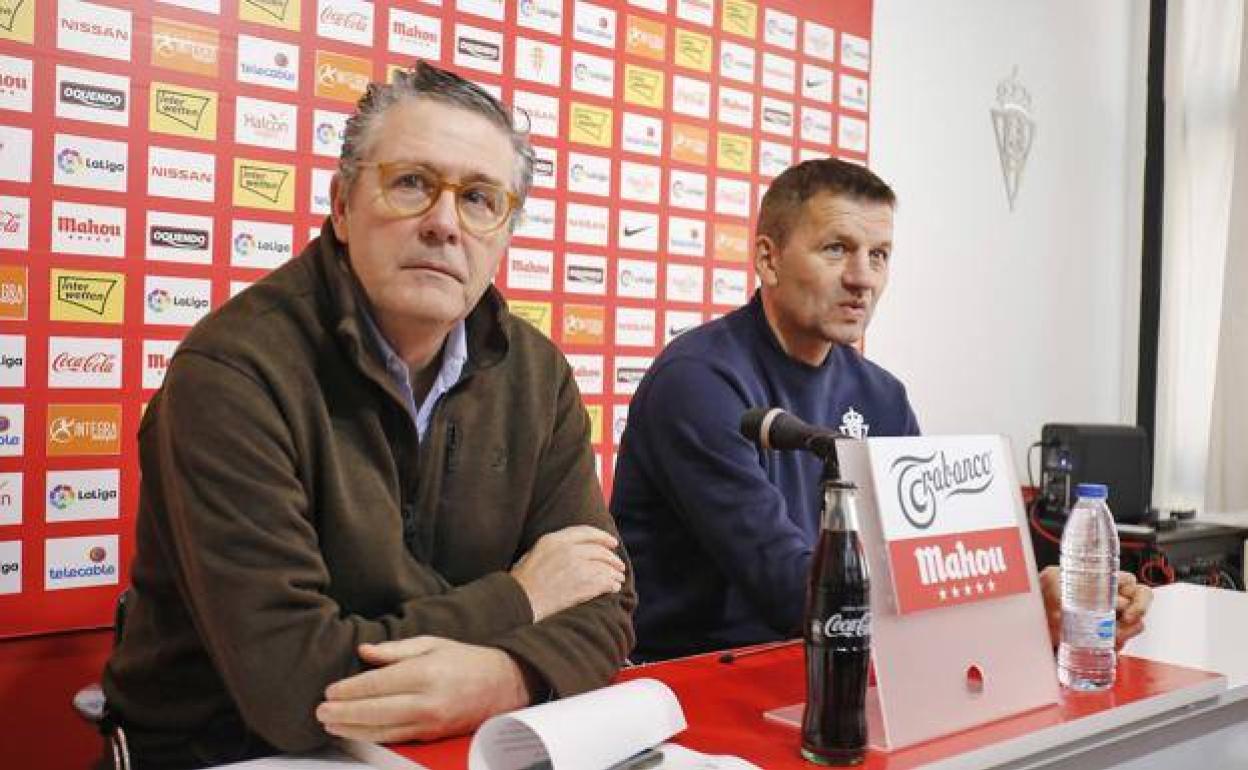 Antonioi Maestro, en una rueda de prensa en Mareo junto a Djukic. 