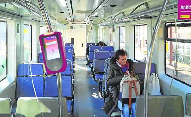 Una pasajera en la línea de Feve entre Pola de Laviana y Gijón. 