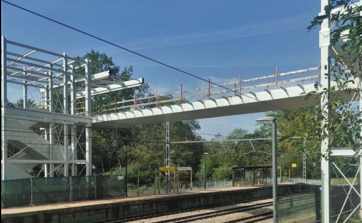 La obra de la plataforma que cruza la estación de tren de la Pola, parada. 