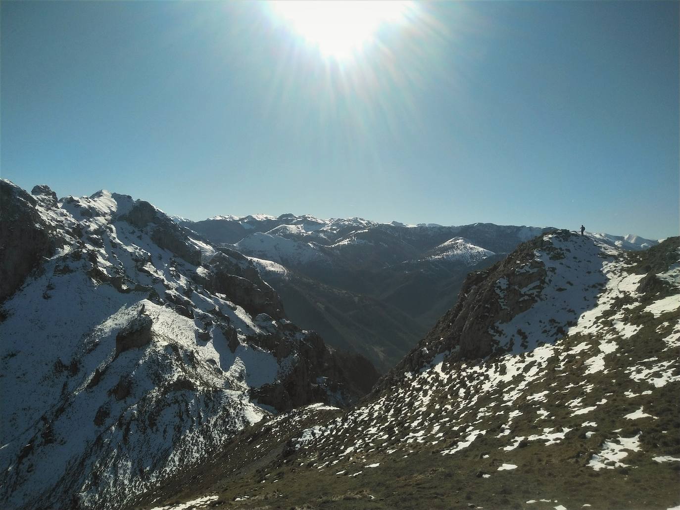 Vistas desde la doble cumbre de la Forcada hacia la estrecha collada que la une con sus cimas hermanas de sierra 