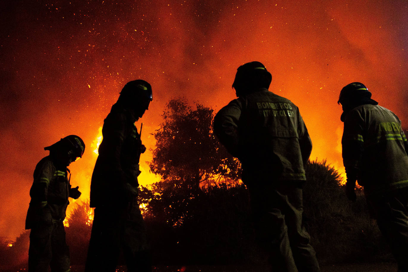 Bomberos en las labores de extinción de incendios en Chile.