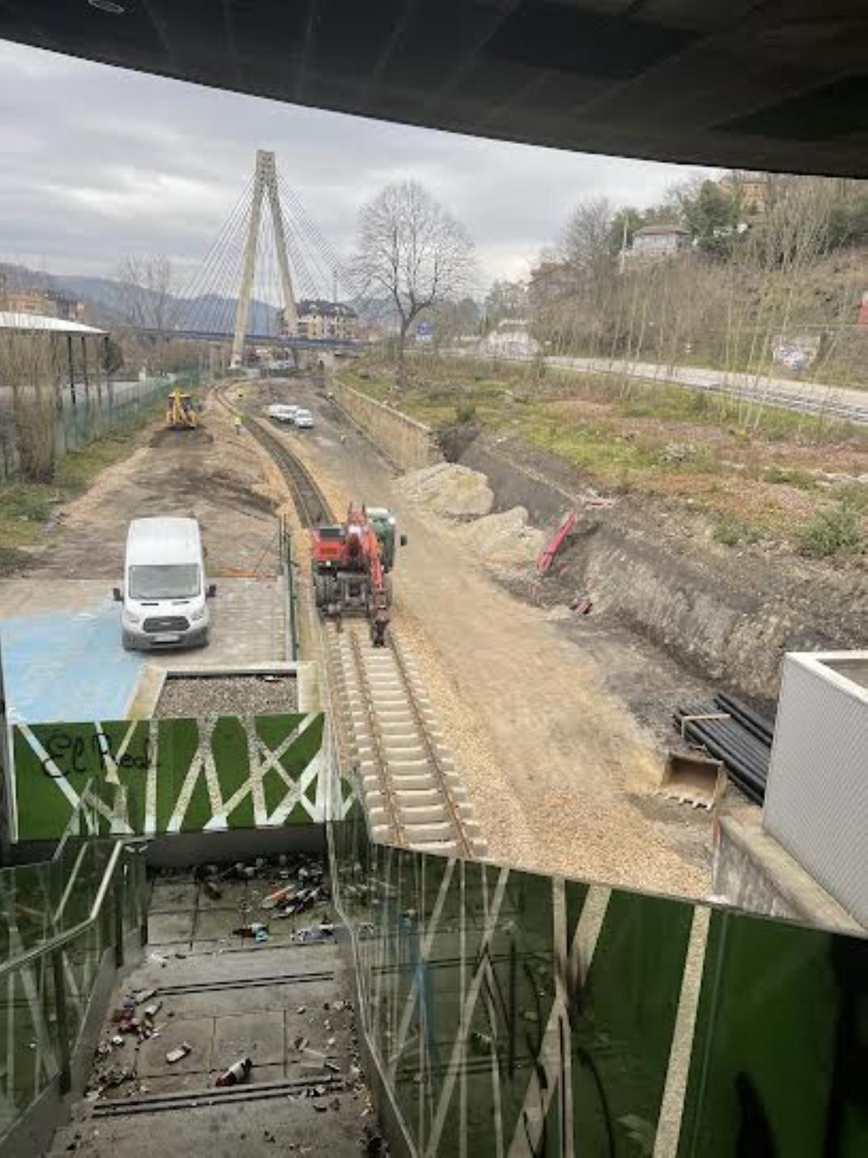 Las obras en el tendido férreo, en una imagen tomada desde la estación de Los Llerones, en Sama. 