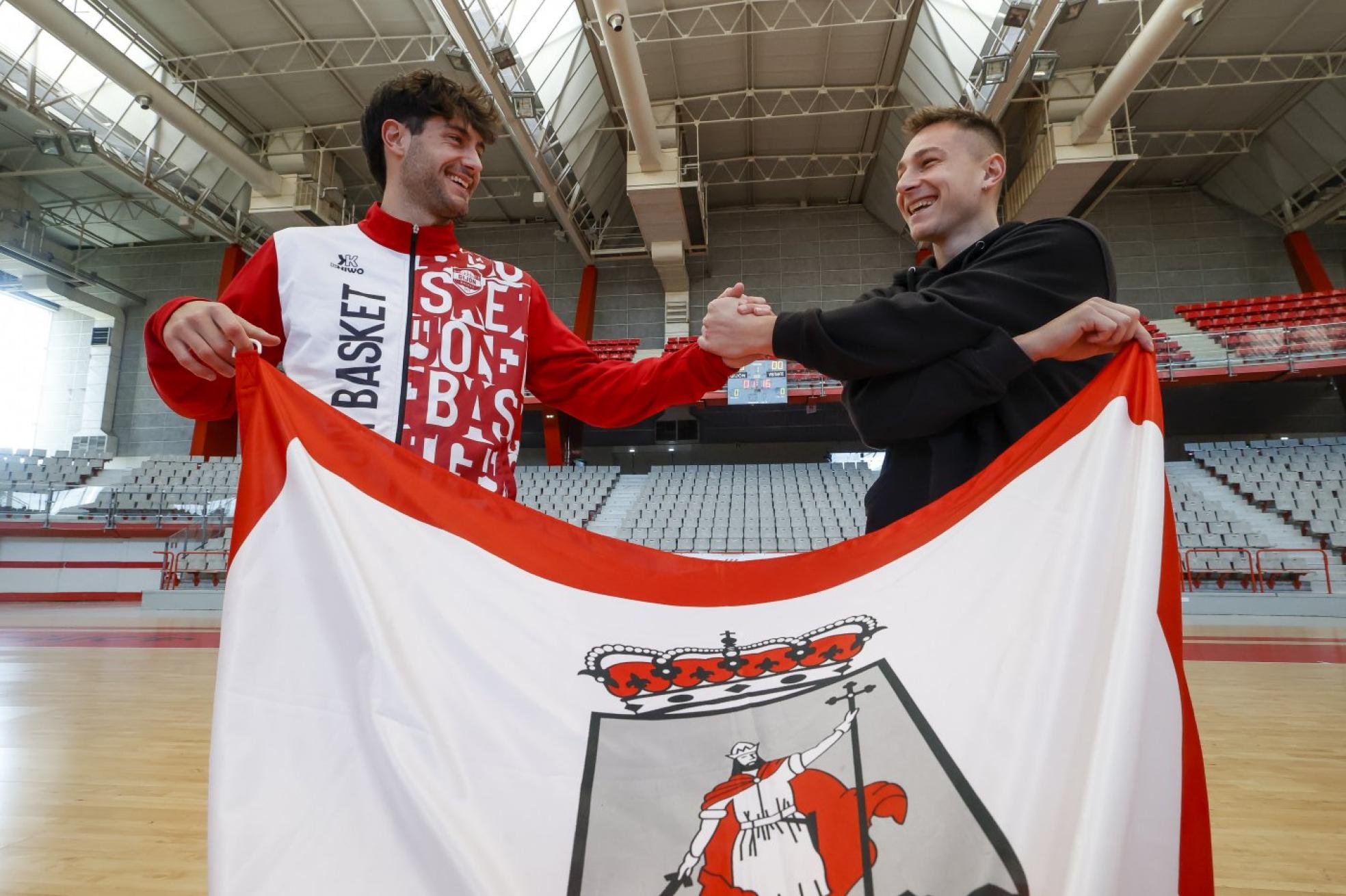 Rivalidad. José Antonio López y Ángel Moro, con una bandera de Gijón, ayer, en el Palacio de Deportes de Gijón. 