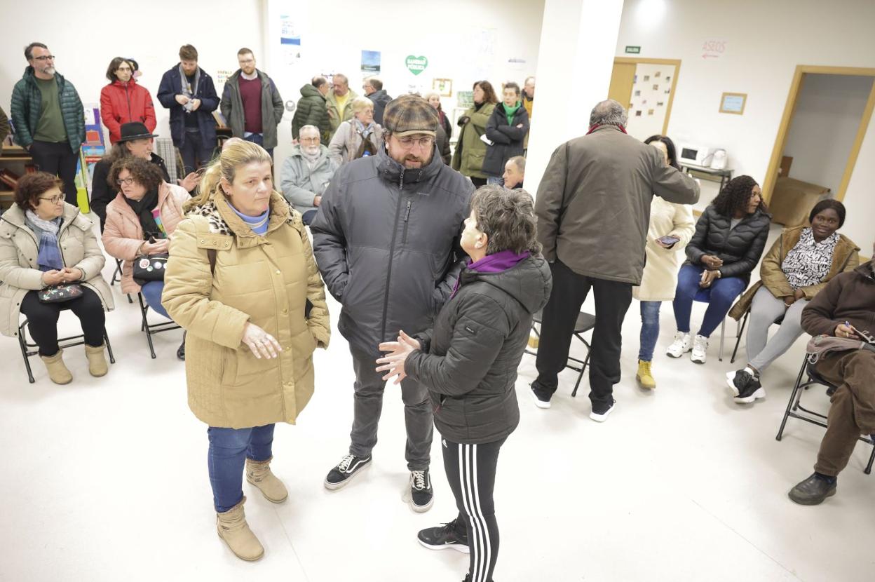 Asistentes a la asamblea, ayer, en Ventanielles. 