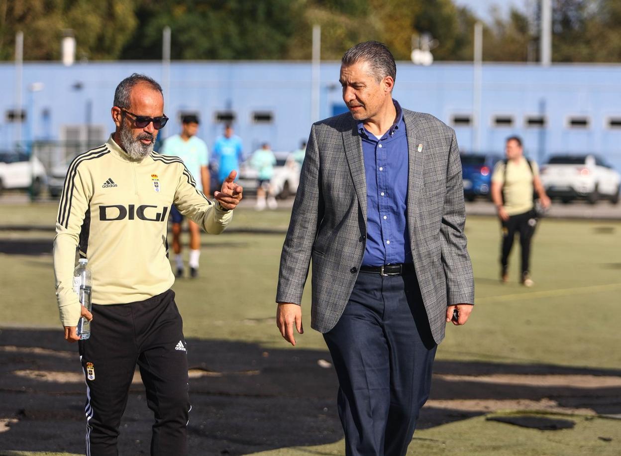 Cervera y el presidente azul, Martín Peláez, atraviesan el campo número 3 de El Requexón, actualmente destinado a zona de aparcamiento. 