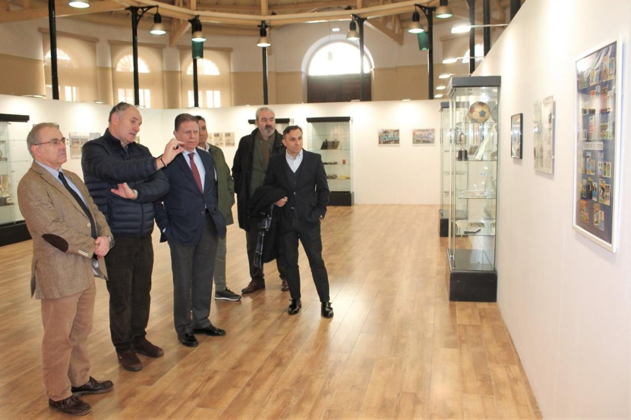 José Ángel Mangas explica a Canteli detalles de la exposición. 