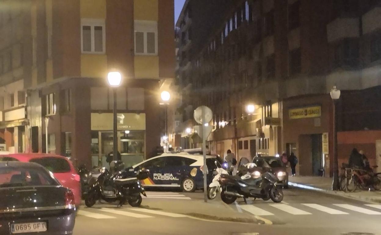 La Policía Nacional durante la intervención en la que fueron detenidos los dos presuntos ladrones. 