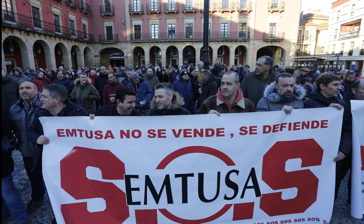 Los trabajadores de EMTUSA, durante la protesta. 