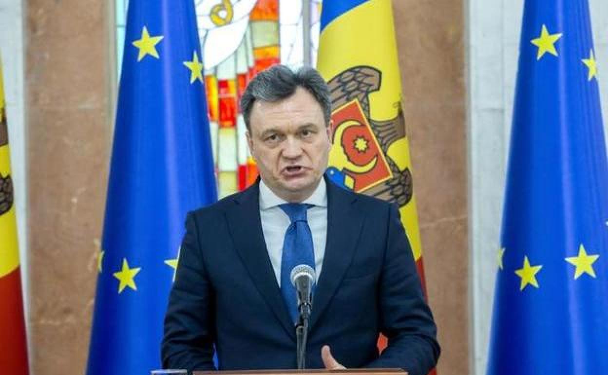 El nuevo primer ministro interino de Moldavia, Dorin Recean, en una conferencia de prensa este viernes en Chisinau