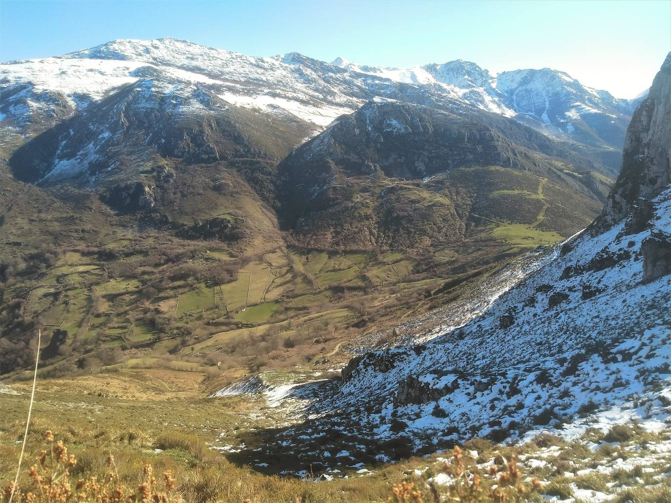 Imagen secundaria 1 - Vista (mirando atrás) del sendero que sale de Aciera hacia la Forcada/ Laderas de la Forcada y vista desde arriba a la collada de Aciera/ collada Forcada, mirando hacia la Hoya 