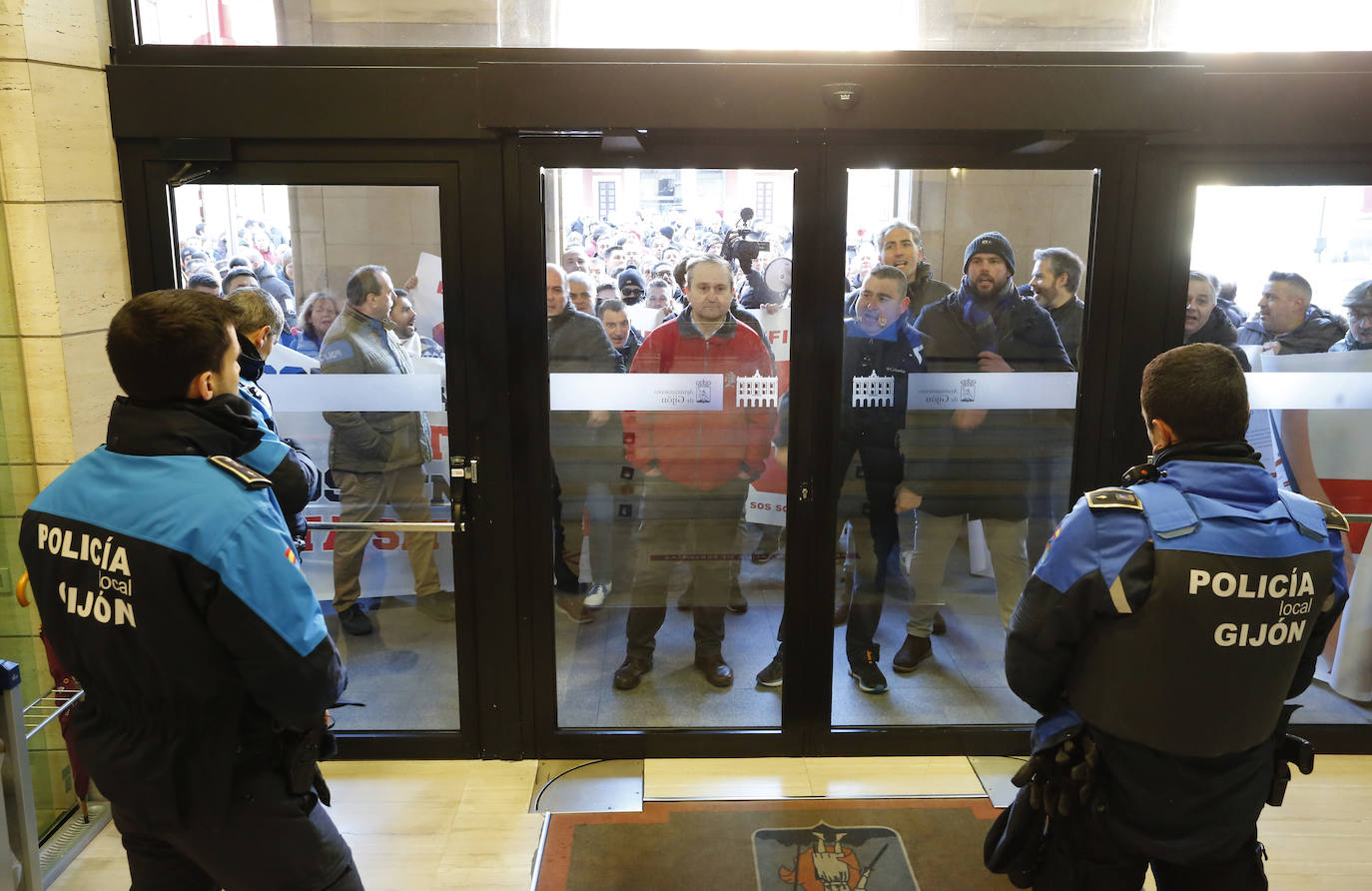 Fotos: Protesta en Gijón de los trabajadores de EMTUSA